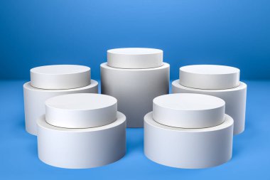 Yuvarlak ürün ekran podyumu. Mavi arka planda en az beyaz geometrik şekil sahnesi. 3d oluşturma.