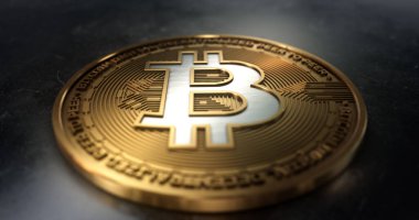 Kripto para birimi, bitcoin, BTC, madencilik, engelleme teknolojisi. Macro shot altın sikke. 3B illüstrasyon.