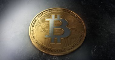 Kripto para birimi, bitcoin, BTC, madencilik, engelleme teknolojisi. Macro shot altın sikke. 3B illüstrasyon.