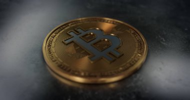 Kripto para birimi, bitcoin, BTC, madencilik, engelleme teknolojisi. Macro shot altın sikke. 3B illüstrasyon.