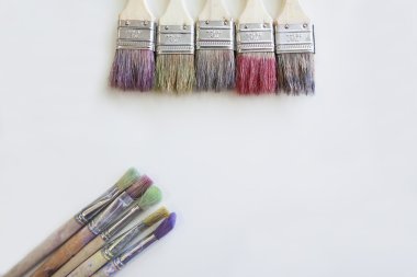 Beyaz masaya renk boya fırçaları