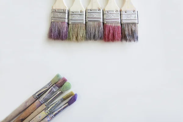 Beyaz masaya renk boya fırçaları