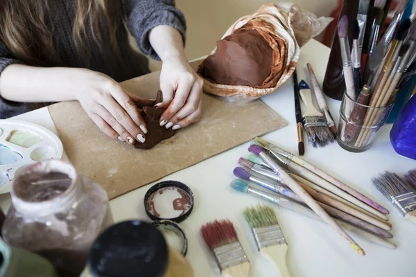 Eller çamurdan kalıp vardır