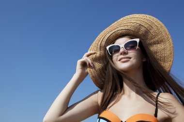 Güneş güneş şapkalı güzel kız sahiptir