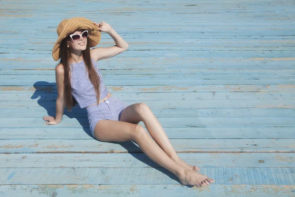 Atraktivní mladá žena sunbathes na světlé pozadí Stock Obrázky