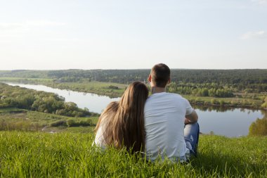 Romantik Çift Nehri üzerinde görünüyor 