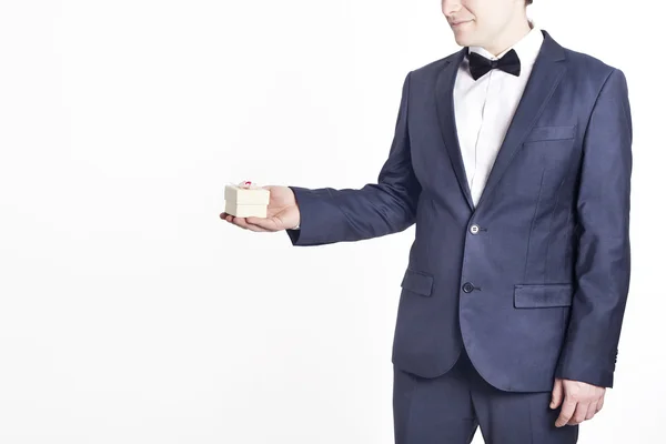 Hediye (yatay görüntü) ile iş adamı. Kadının günü hediyesi.