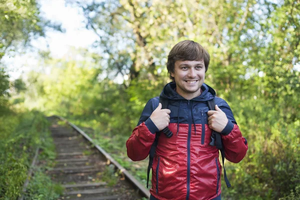 Ormanda hiking sırt çantası olan adam. Hiking adam