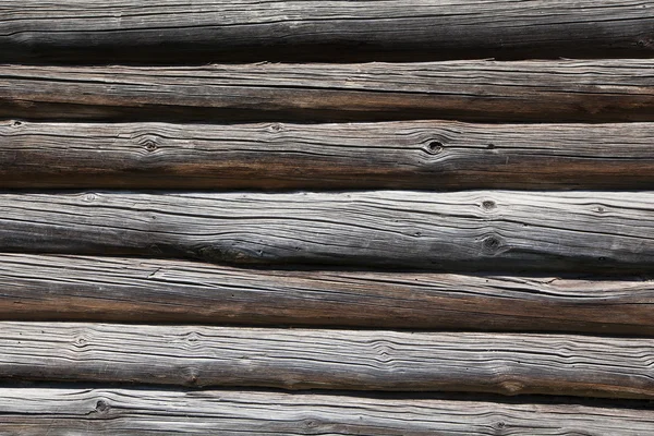 Uma parede de troncos redondos velhos — Fotografia de Stock
