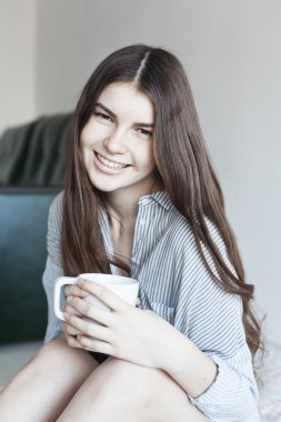 Kız sabah çay vardır