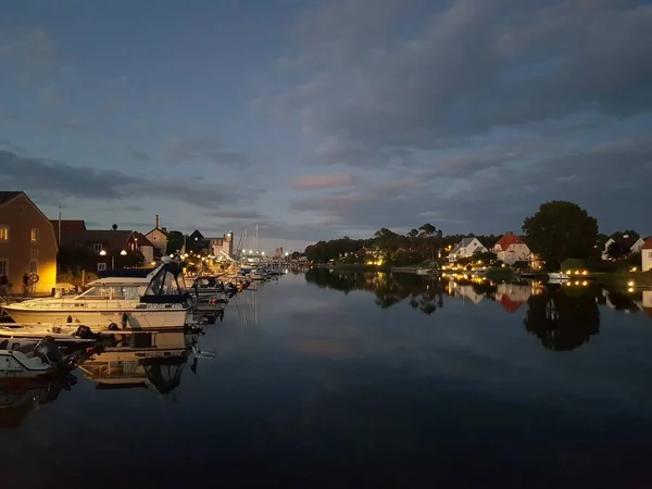 İsveç 'te Romantik Liman Sahnesi