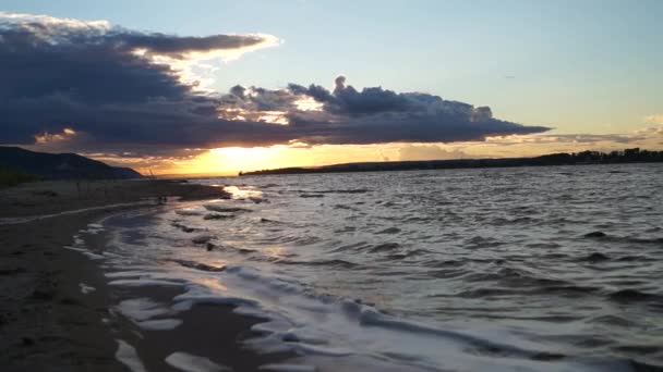 Pôr-do-sol na Ilha da Fome e surfar na praia . — Vídeo de Stock