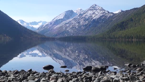 Middle multinskoe lake in autumn Altai — Stock Video