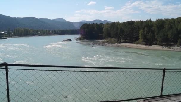 Panoramautsikten från hängbron över floden Katun på sommaren och hotellet "The Crown av Altai". — Stockvideo