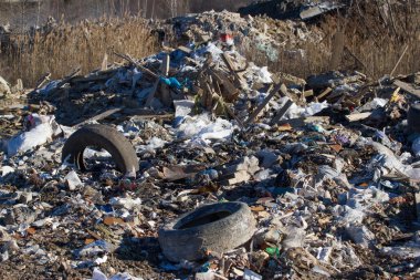 Çeşitli atıkların inşaat dökümü. Enkaz bina: tuğla, tahta, lastik