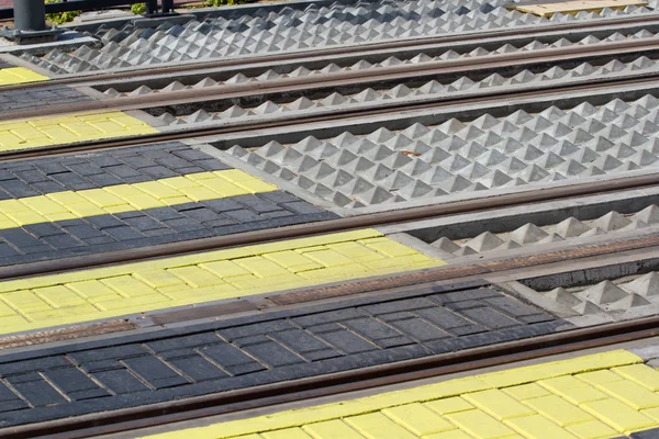 Paso peatonal moderno en la vía del tranvía en Dubai, Emiratos Árabes Unidos — Foto de Stock