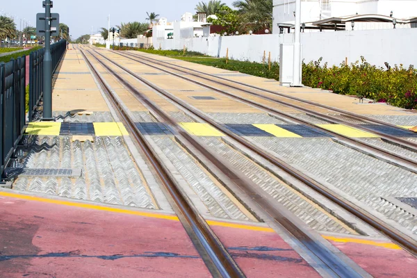 Paso peatonal moderno en la vía del tranvía en Dubai, Emiratos Árabes Unidos — Foto de Stock