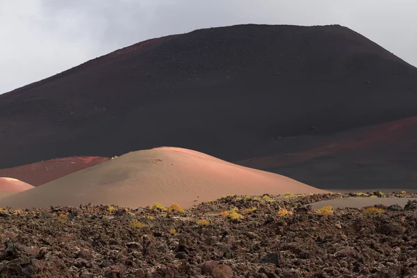 沙漠在加那利群岛兰萨罗特岛的石头火山景观 — 图库照片