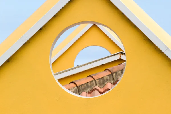 Gele driehoekige of cirkelvormige dak. Moderne architectuur, Spanje. — Stockfoto