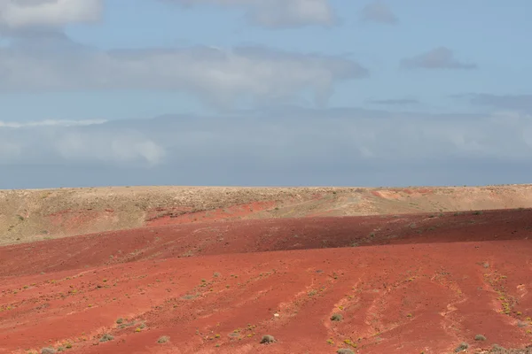 Deserto árido pico de pedra vulcânica marte paisagem em Lanzarote — Fotografia de Stock
