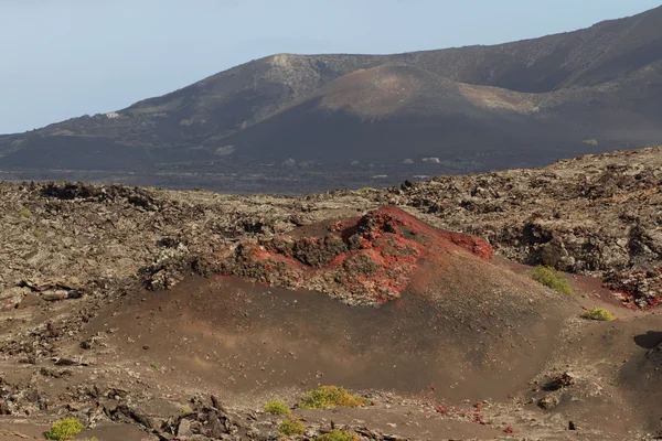 Pustynia suchych szczyt kamienia wulkanicznego Psuje krajobraz w Lanzarote — Zdjęcie stockowe
