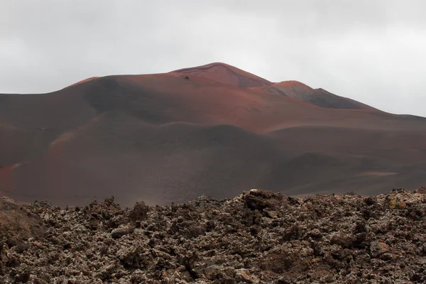 沙漠在加那利群岛兰萨罗特岛的石头火山景观 — 图库照片