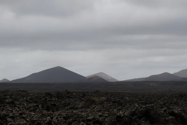 Wüstenstein Vulkanlandschaft auf Lanzarote, Kanarische Inseln — Stockfoto