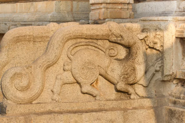 Sculpture on Hinduism religious temple. Part of Hampi ancient civilization — Stock Photo, Image