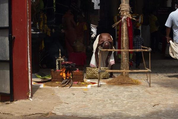 KOVALAM, KERALA, INDIA, 1 aprile 2015: Alcune devote partecipano alla cerimonia di Pongala dove viene offerto al dio riso bollito fatto in pentole nere. — Foto Stock