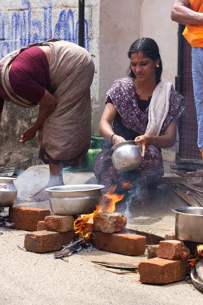 KOVALAM, KERALA, INDIA, 1 апреля 2015 г.: Некоторые женщины-преданные участвуют в церемонии Понгала, где богу предлагается варёный рис, приготовленный в черных горшках — стоковое фото