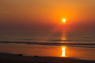 Pembe günbatımı okyanus. Hindistan, Andaman Adası. Dalga ile plaj