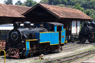 Ooty, Tamil Nadu, Hindistan, 22 Mart 2015: Nilgiri dağ demiryolu. Mavi tren. UNESCO miras. Dar-hat. Depo buharlı lokomotif