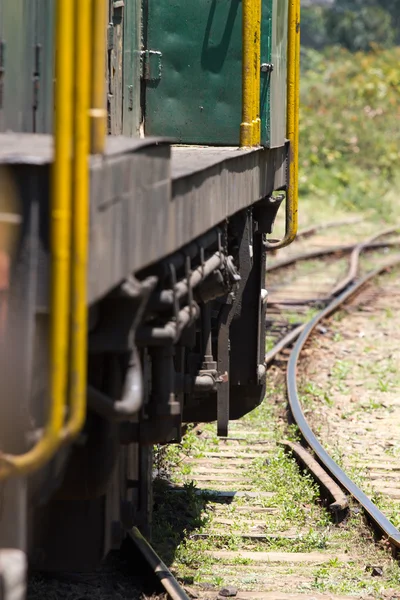 Ferrocarril de montaña Nilgiri. Estado Tamil Nadu, India. Tren azul. Patrimonio de la Unesco. Ancho angosto. Parte del entrenador en movimiento — Foto de Stock
