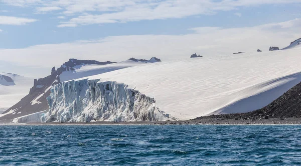 Eisberge. Eislandschaft Antarktis, Klimawandel. Extreme Expedition. — Stockfoto