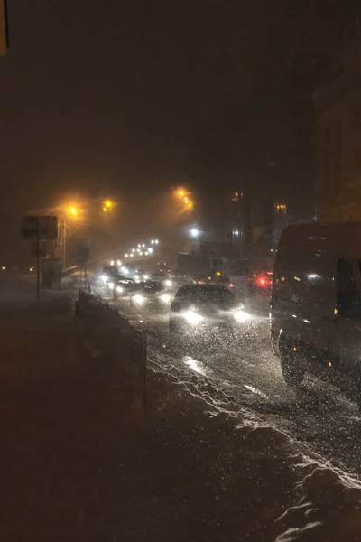 Tempestade de neve de inverno. Engarrafamento à noite. Carro embaçado na rua. — Fotografia de Stock