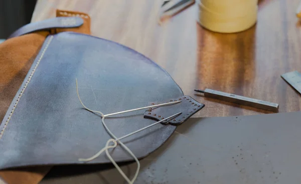 Kézzel készített kézműves bőr táska varrási folyamat. Ragasztó bőr megmunkálásához — Stock Fotó