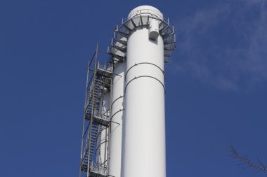 Boru mavi gökyüzüne karşı üçlü