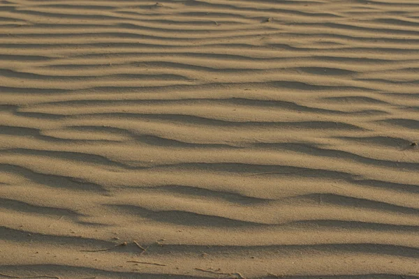 Textura ondulada de areia de coral amarelo brilhante para fundo — Fotografia de Stock