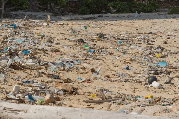 Smutsig stranden på ön på lilla Andamanerna i Indiska oceanen — Stockfoto