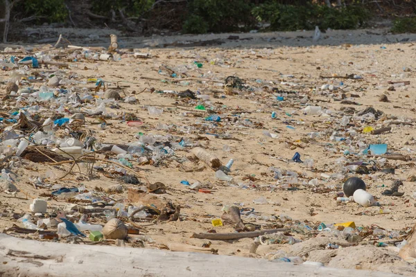 Schmutziger Strand auf der Insel des kleinen Andamans im Indischen Ozean — Stockfoto