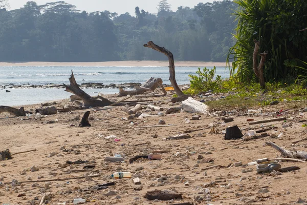 Dirty beach on the island of Little Andaman in the Indian Ocean — Stock Photo, Image