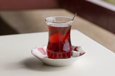 Bir fincan çay geleneksel şekillerde. Türkiye'de çay.