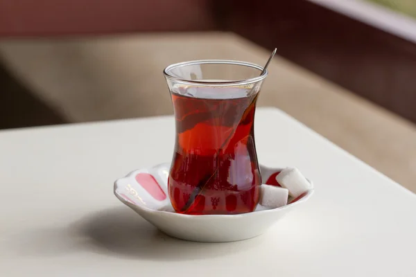 A cup of Turkish tea in traditional shapes. Tea in Turkey. — Stock Photo, Image