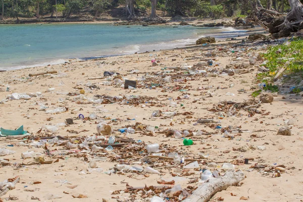 Praia suja na ilha de Little Andaman no Oceano Índico repleta de plástico. Poluição dos ecossistemas costeiros, do plástico natural e das praias . — Fotografia de Stock