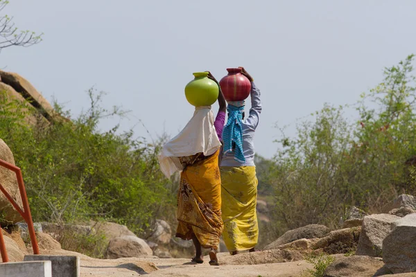 İki Hintli kadınlar başlarını tencere su devam — Stok fotoğraf