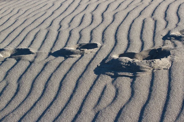 Υπόβαθρο της άμμου υφή. Υφή κυματιστό από φωτεινό κίτρινο κοραλλιογενή άμμο για φόντο. — Φωτογραφία Αρχείου