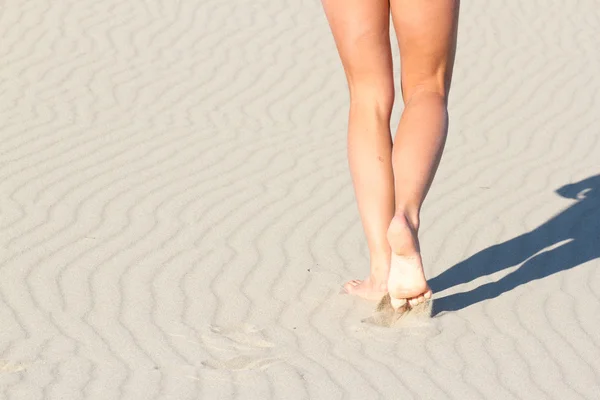 Piernas de mujer por detrás. Recreación. Mar azul — Foto de Stock