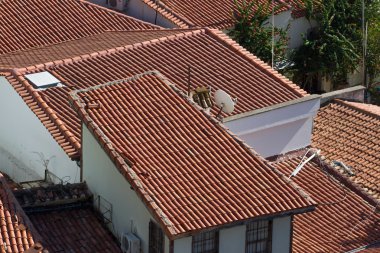 Arka plan süsleme pişmiş kırmızı kiremit çatı Akdeniz