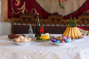 Geleneksel Paskalya kutlama tablo. Renkli yumurta ve kek