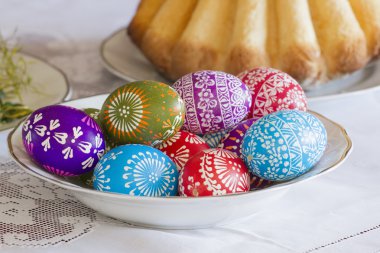 Geleneksel Paskalya kutlama tablo. Renkli yumurta ve kek